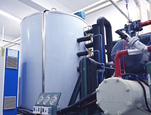 一臺(tái)10噸級(jí)的工業(yè)冰塊制冰機(jī)，價(jià)格一般在20萬到50萬人民幣上下浮動(dòng)