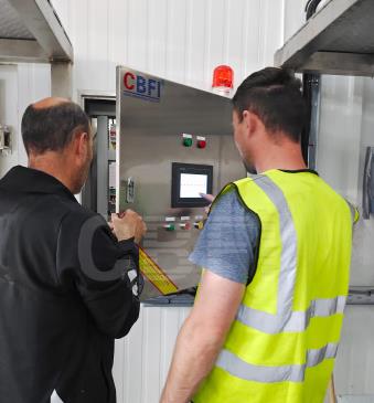 制冰機的設(shè)計通?？紤]到用戶的多樣化需求