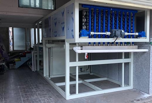 針對(duì)節(jié)能快速制冰機(jī)，其水循環(huán)系統(tǒng)設(shè)計(jì)注重減少能耗和加快制冰速度