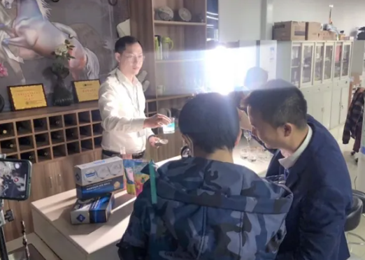 郭導(dǎo)說(shuō)放入球冰的飲品看起來(lái)更加高端美觀